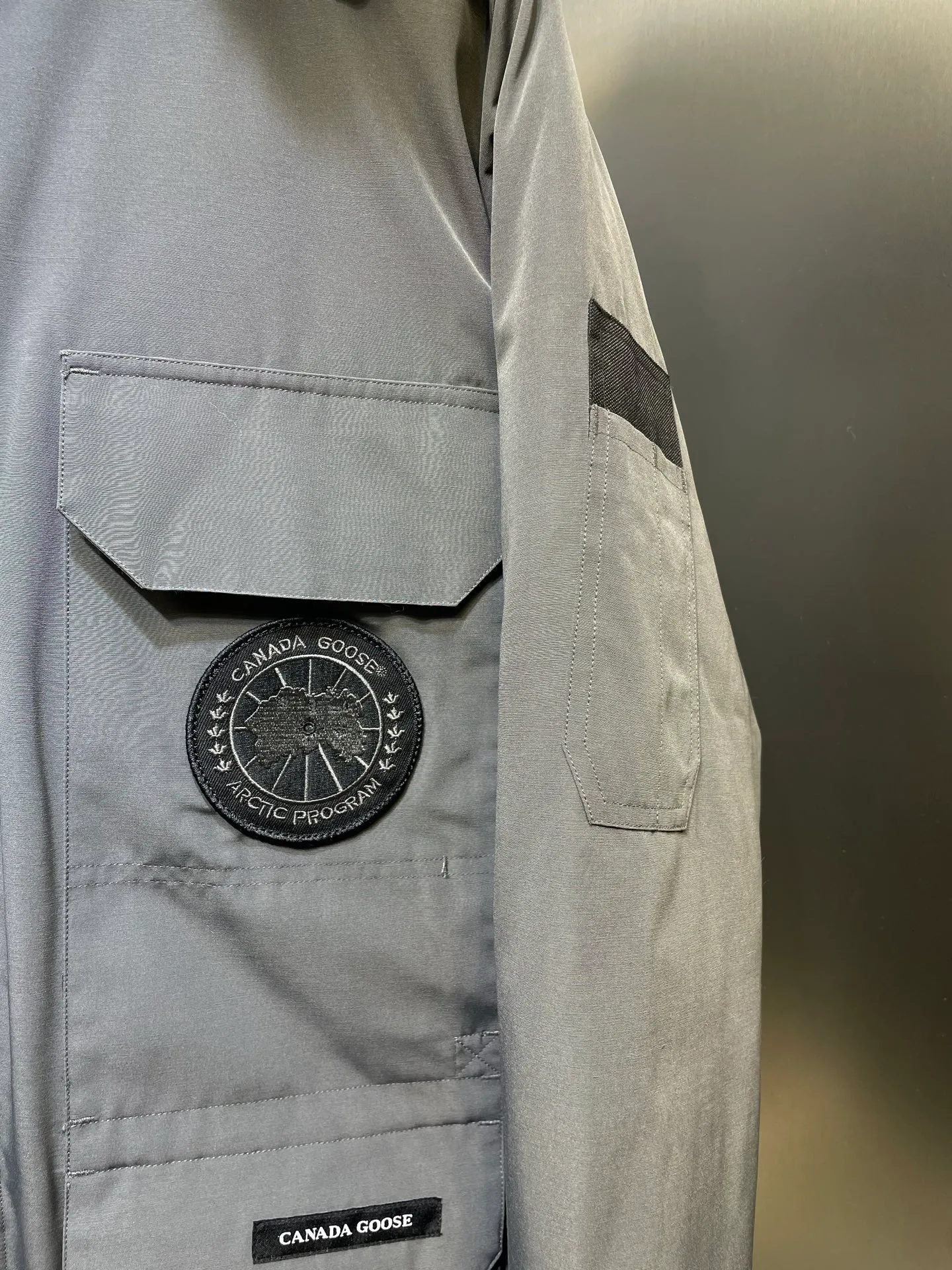 P910 special version 🌟 🇨🇦CANADA GOOES 24 new models 08 models/couple models Factory direct supply: supplying global purchasing agents, micro-business, entities, Tmall, high-end stalls and studio cooperation, free shipping! Canada Goose Expedition Parka 2008 is the same style for men and women. It is mid-length and the most timeless classic. All Arctic and Antarctic scientific expedition teams choose Canada Goose as their cold-proof equipment. It is the Rolls-Royce of down jackets. ➖ Industry-leading anti-counterfeiting chip sensing. ➖ Imported Behringer embroidery machines and customized embroidery labels, the highest level and industry leading. ➖ Imported Korean 21-count polyester-cotton blended original fabric, TC85 waterproof coated fabric, water-repellent, windproof and wear-resistant. ➖ The new national standard 80 white duck down is filled with an average of 520 grams of down. The amount of down filled is industry-leading. ➖ 100% nylon lining with double double-layer sealing design to prevent velvet running, and seamless thread design on the cuffs! ➖ Western Canadian Green Wolf Collar. ➖ Yoshida YKK provides original factory-customized electroplated sliders. YKK two-way lockable zippers are tight and smooth and do not peel off paint. ➖ 3M composite Velcro is durable and the accessories and hardware are all custom-made. Note: Our copywriting is only simple and clear. Instead of bragging about the copywriting, it is better to compare and understand with samples. Only for the purest goose, the most dedicated, the most professional, the highest quality, the highest cost performance!  Size:XS-XXL